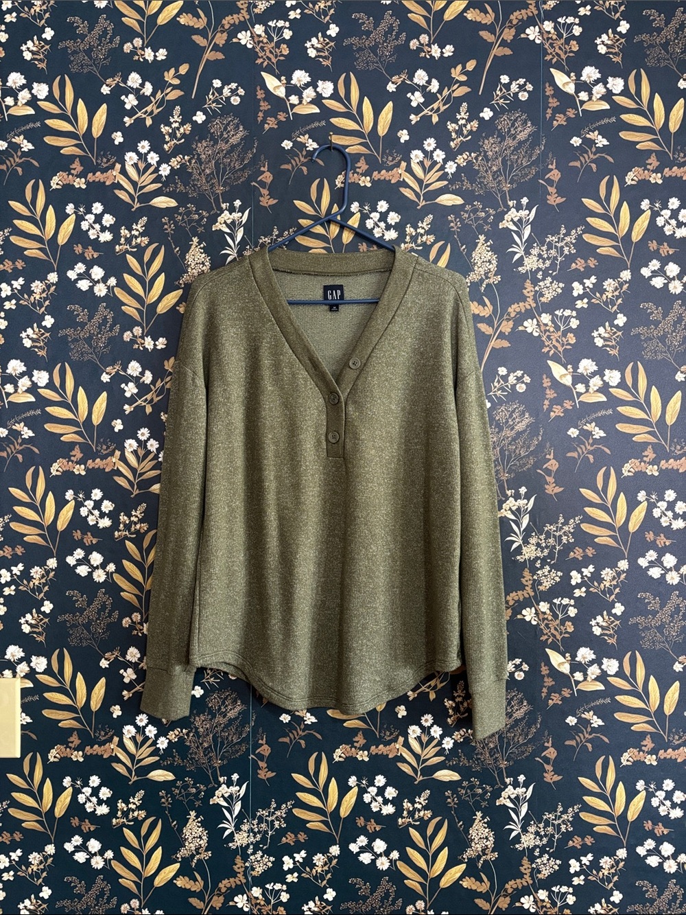 GAP Cozy Marled Henley V-Neck T-Shirt Olive Henley Knit Top Button Placket M